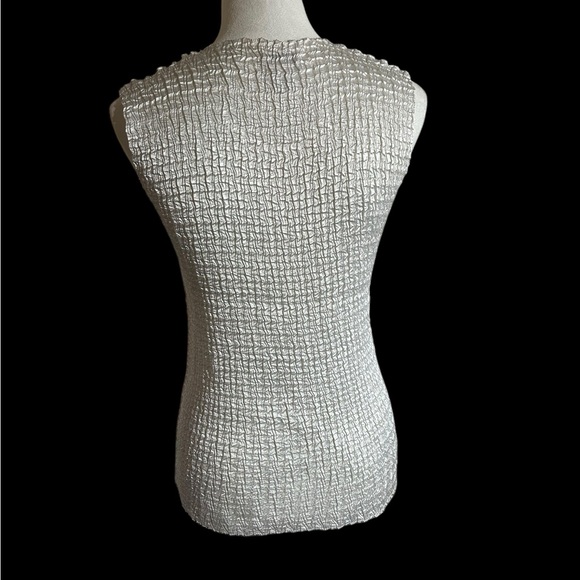 Shiny White Textured Very Stretchy Sleeveless Top - Picture 2 of 6